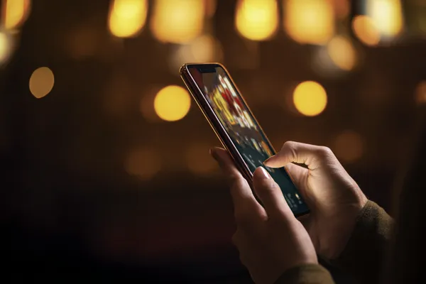 উজ্জ্বল স্লট মেশিনের পাশে হাস্যোজ্জ্বল এক নারী—যা 4777BET–এর রোমাঞ্চকর স্লট সংগ্রহকে উপস্থাপন করে।